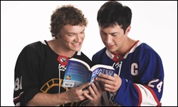 Connor Storrie et Hudson Williams lisant un passage de Heated Rivalry