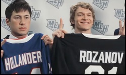 Shane Hollander et Ilya Rozanov montrent leur maillot de hockey